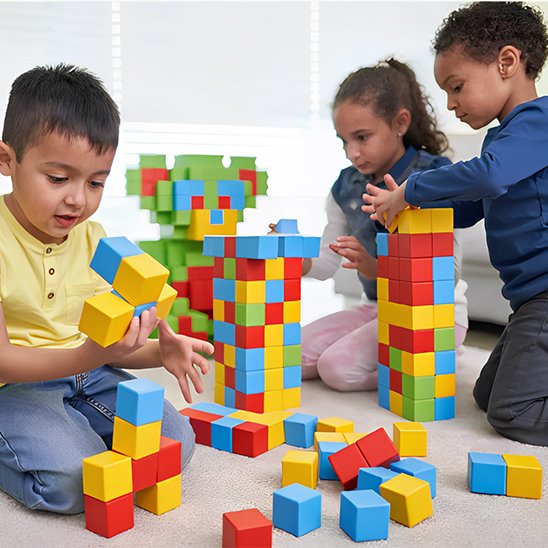 enfants jouent avec cubes magnétiques colorés
