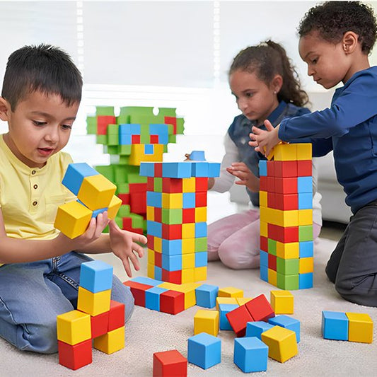 enfants jouent avec cubes magnétiques colorés